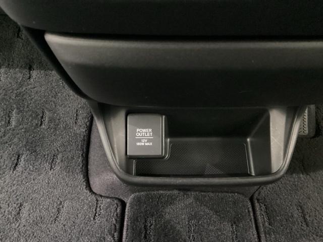 アクセサリーソケットはＵＳＢのアダプターなどをつければ、スマホの充電にも使えます。周辺には物が置けるボックスがついています。