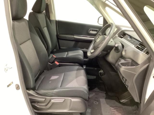 女性でも運転がしやすいように、シートの高さ調整機能（シートリフター）がついています。広い足元にゆったり座れるシートには肘掛も装備しており長距離の運転でも疲れにくいシートです。