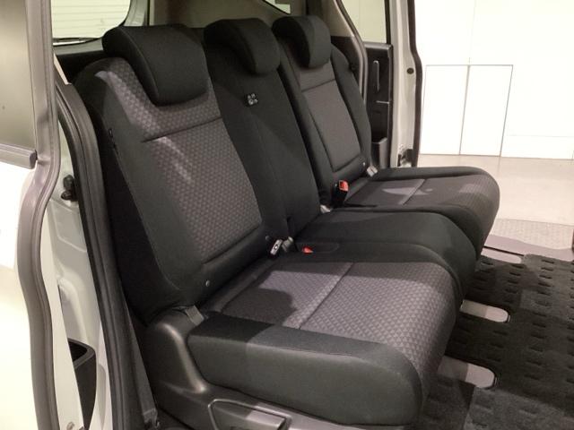 座面も厚みがあり背もたれも高く、ゆったりくつろいでお乗りいただけるシートです。センターピラーには乗り降りに便利なアシストグリップがあります。また、低床フロアなので乗り降りがとても便利です。