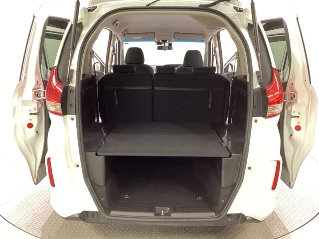トランクの床は底が深く、トランクボードで仕切られた２段式です。トランクボードを外せば背の高いお荷物も載せることができます。フリード＋のトランクは、５人フル乗車でもいろいろなアレンジで積載可能です。