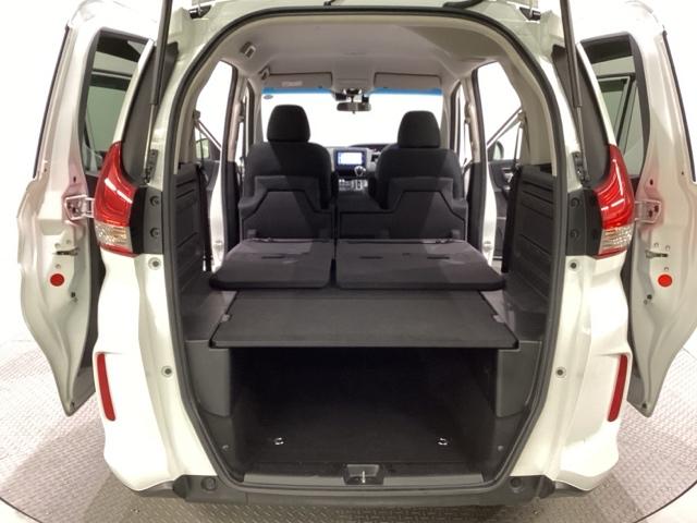 トランクの床は底が深く、トランクボードで仕切られた２段式です。トランクボードを外せば背の高いお荷物も載せることができます。フリード＋のトランクは、５人フル乗車でもいろいろなアレンジで積載可能です。