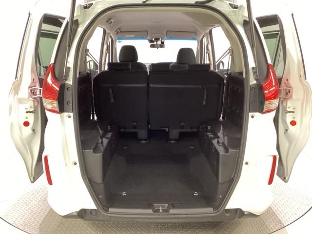 ２段仕切りのボードを外せば、さらに荷室のスペースが広がります。背の高いお荷物なども積めます。