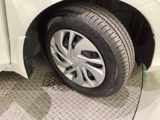 純正スチールホイールには専用ホイールトリム（カバー）を装着しております。足元を引き立てます。
