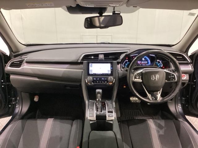 車内は光触媒抗菌消臭施工済です。インパネ周りはスタイリッシュなデザインで機能や装備も充実しています。グローブボックスやカップホルダーのほかにトレーなどたくさんの収納スペースが付いています。