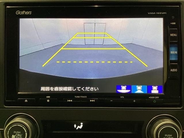 バックでの車庫入れも安心です！　リアカメラが付いているバックモニター付のナビを装備しております。操作線もついており距離感も画面から確認できます。