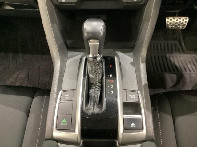 ＣＶＴ車のセレクトレバーです。低速から高速まで、変速ショックのないスムーズな走りと、エンジン効率のよい領域を維持して燃費にも貢献します。サイドブレーキはスイッチ操作の電子制御パーキングブレーキです。