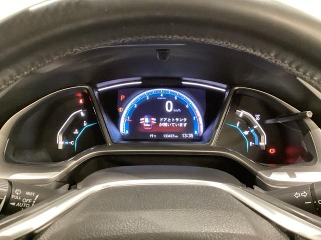 真ん中にスピードメーターを配した、見やすい３眼メーターになっています。中央のインフォメーション画面でオドメーターなどの情報を確認できます。