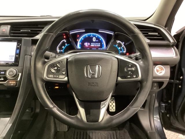 ハンドルにＨｏｎｄａセンシング系のクルーズコントロールやレーンキープアシストなどのスイッチと、オーディオの操作スイッチが装備されています。ハンドルから手を離さず安全に操作できます。