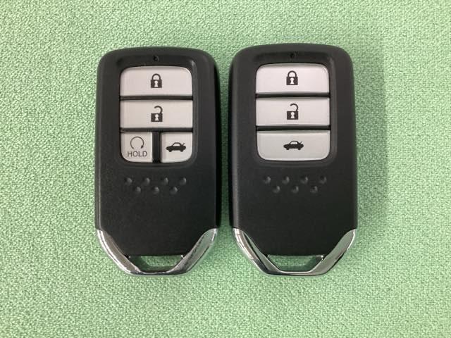 スマートキーを装備しています。鍵を差し込むことなくドアロックの開け閉めと、スタートボタン操作でのエンジンスタートができます。ボタン操作でトランクが開けられるトランクオープナーもついています。