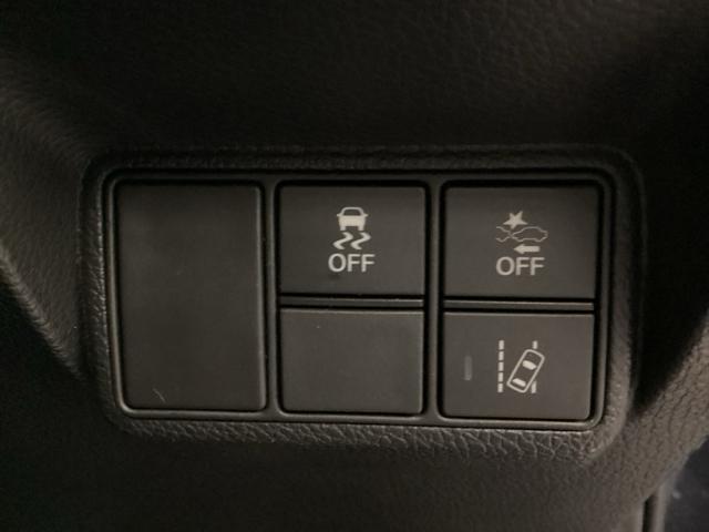 Ｈｏｎｄａセンシング用の、ＶＳＡ（ＡＢＳ＋ＴＣＳ＋横滑り抑制）解除と路外逸脱抑制機能のオンオフスイッチなどはハンドルの右側に装備しています。