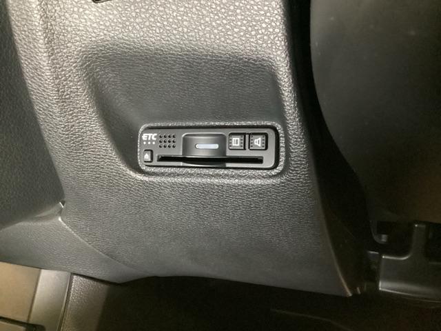 ハンドルの左下にＥＴＣがついています。高速道路の料金所の通過も楽々です！。　カードの取り出しもしやすい場所についています。