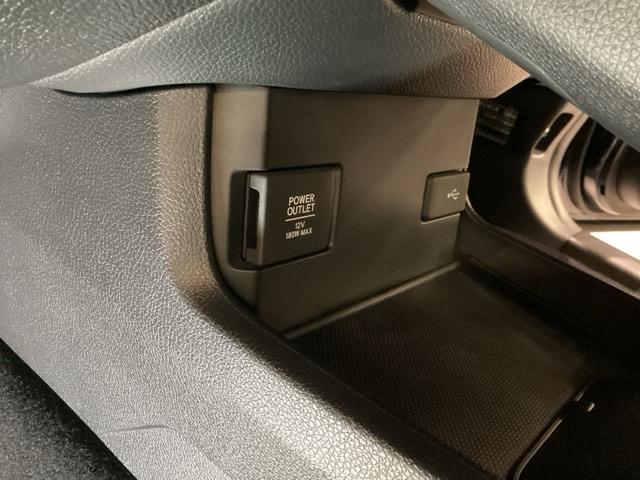 アクセサリーソケットはＵＳＢのアダプターなどをつければ、スマホの充電にも使えます。横にはナビゲーション用の外部入力可能なＵＳＢ端子がついており、周辺には物が置けるボックスがついています。