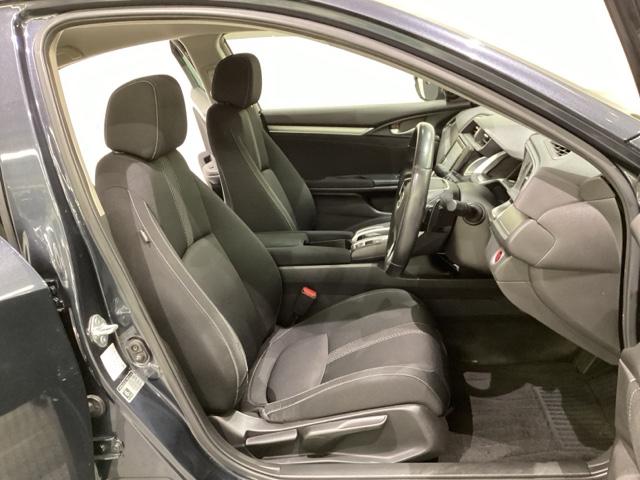 女性でも運転がしやすいように、シートの高さ調整機能（シートリフター）がついています。広い足元にゆったり座れるシートには肘掛も装備しており長距離の運転でも疲れにくいシートです。