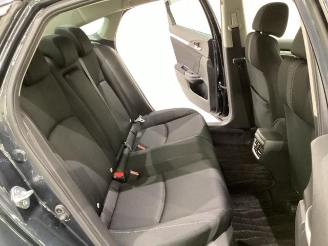 リアシートは足元も広く、長距離運転になってもゆったりとできるようにアームレストがついてます。