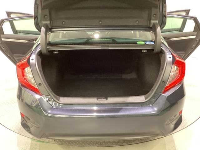 ラゲッジも広く使いやすいトランクは、開口部も広く荷物の積み下ろしもしやすいお車となっております。リアシートの背もたれは６：４の割合で分割して可倒できるので、長いお荷物などを載せることもできます。