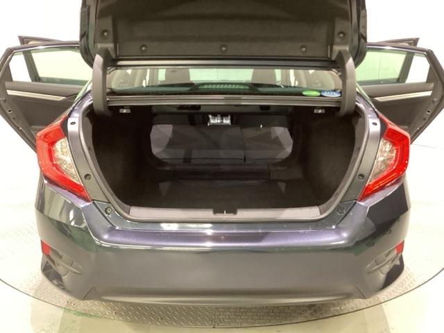 リアシートの背もたれを前方に倒して荷室を広げられますので、長いお荷物も積むことができます。背もたれは６：４の割合で分割して可倒できます。