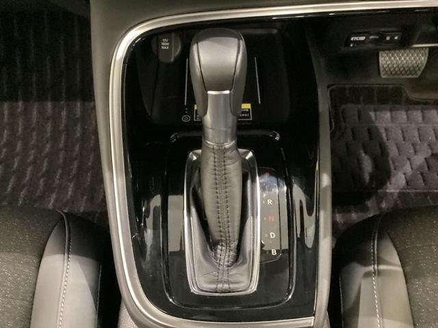 ヴェゼル ｅ：ＨＥＶＺ　いまコレ＋新品・フロアカーペットマット付　ドライブレコーダー前後装備車　光触媒抗菌消臭施工済（11枚目）