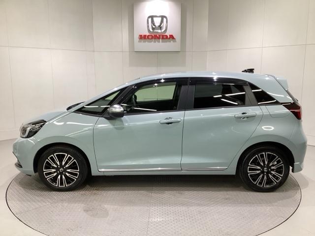 フィット ｅ：ＨＥＶリュクス　光触媒抗菌消臭施工済（4枚目）