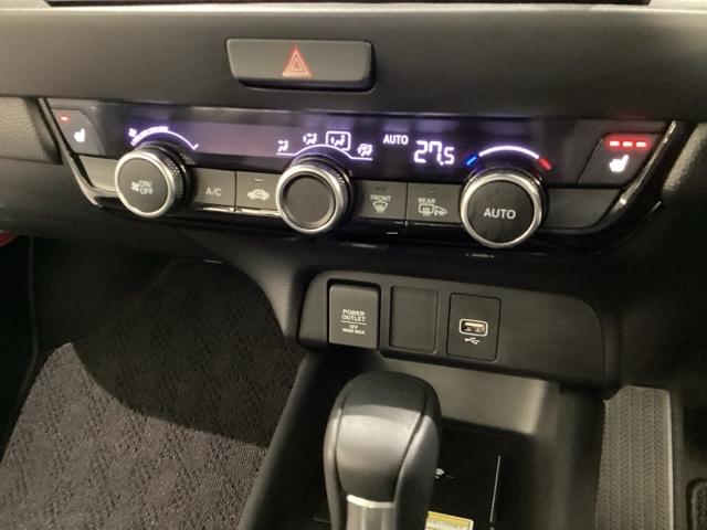 フィット ｅ：ＨＥＶリュクス　光触媒抗菌消臭施工済（10枚目）