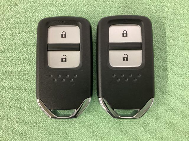 フィット ｅ：ＨＥＶリュクス　光触媒抗菌消臭施工済（13枚目）