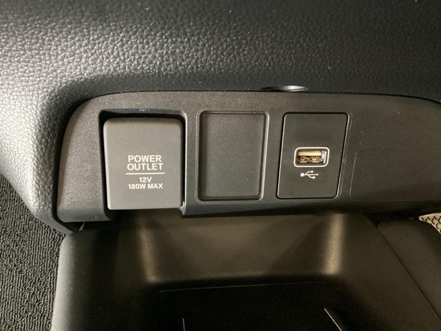 フィット ｅ：ＨＥＶリュクス　光触媒抗菌消臭施工済（18枚目）