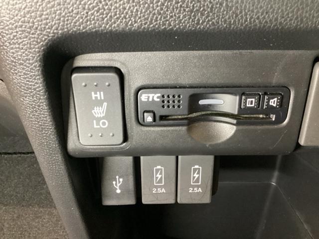 �O�Ȃ̍��E�ʁX�̃V�[�g�q�[�^�[�X�C�b�`���t���Ă���A�Q�i�K�ŉ��x�ݒ肪�ł��܂��B���̊Ԃɂd�s�b��A�X�}�[�g�t�H���ȂǂɎg����[�d�\�t�r�a�[�q���Q�A�i�r�ڑ��p�̂t�r�a�[�q���P���Ă��܂��B