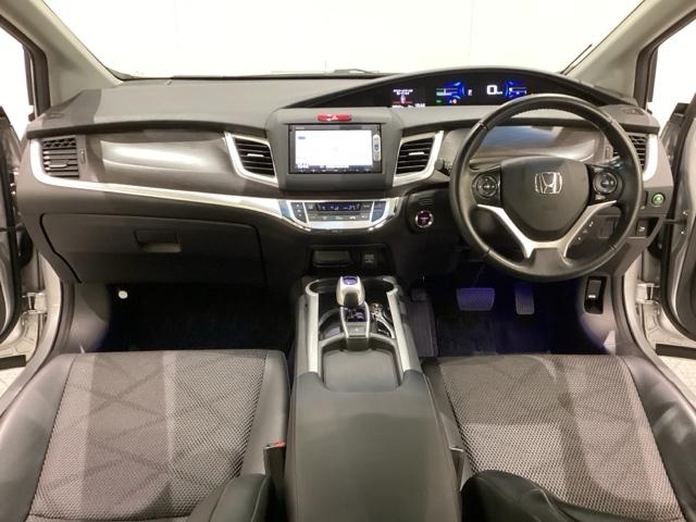 �ԓ��͌��G�}�R�ۏ��L�{�H�ςł��B�X�^�C���b�V���ȃf�U�C���ŃX�|�[�e�B�ȃC���p�l��������o���܂��B�O���[�u�{�b�N�X��J�b�v�z���_�[�̂ق��Ƀg���[�Ȃǂ�������̎��[�X�y�[�X���t���Ă��܂��B