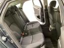 リアシートは足元も広く、長距離運転になってもゆったりとできるようにアームレストがついてます。