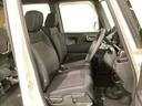 女性でも運転がしやすいように、シートの高さ調整機能（シートリフター）がついています。運転席と助手席の間が空いている為、助手席側への移動がスムーズです。交通量の多い道でも助手席側から乗り降りができます。