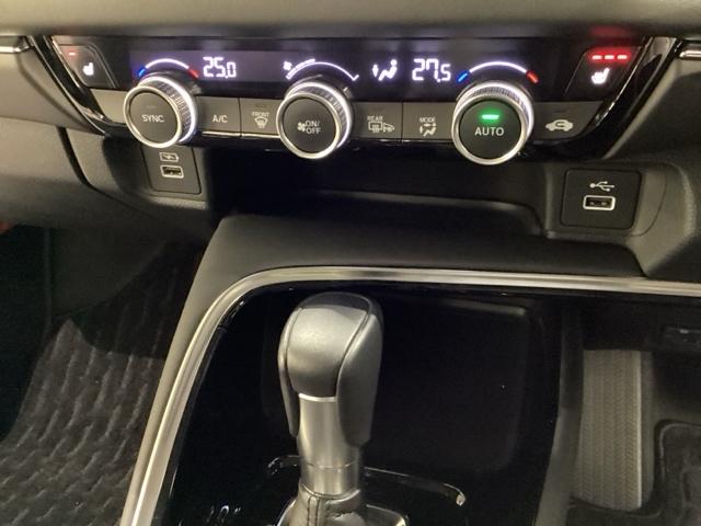 ヴェゼル ｅ：ＨＥＶＺ　いまコレ＋新品・フロアカーペットマット／純正メモリーナビ／バックカメラ／ＥＴＣ／ＵＳＢ／Ｂｌｕｅｔｏｏｔｈ接続／光触媒抗菌消臭施工済（13枚目）