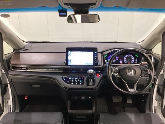 車内は光触媒抗菌消臭施工済です。インパネ周りはスタイリッシュなデザインで機能や装備も充実しています。グローブボックスやカップホルダーのほかにトレーなどたくさんの収納スペースが付いています。