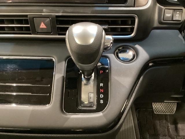 ＣＶＴ車のセレクトレバーです。低速から高速まで、変速ショックのないスムーズな走りを実現するとともに、エンジン効率のよい領域を維持することで燃費にも貢献します。