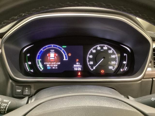 ハイブリット車専用のメーターです。右側の大型スピードメーターに加え、ステアリングスイッチを使って左のサブデスプレイで燃費や動力伝達などの情報が見れるようになっています。