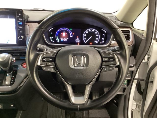 ステアリングスイッチはオーディオのボリュームなどの操作スイッチの他に、レフトセレクターホイールを装備。中央部を指先で上下に動かすことで、マルチインフォメーション・ディスプレーの各表示が確認できます。