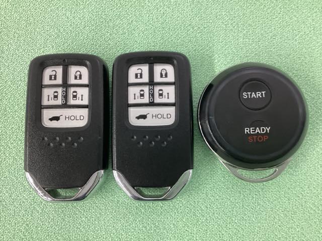 スマートキー付ですからドアロックの開閉およびエンジンスタートが楽々です。電動スライドドアや電動テールゲートも開閉ボタンで操作できます。加えて、純正リモコンエンジンスターター用の操作キーもついています。