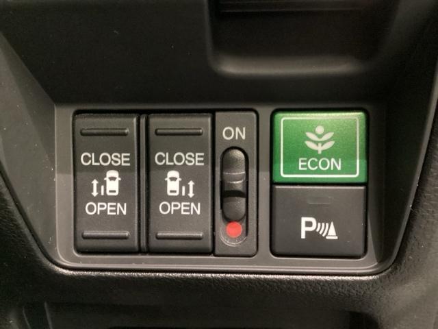 リアドアは乗り降りに便利な両側電動スライドドアです。また運転席に座っていながらスイッチ操作で自在にスライドドアを開け閉めできます。燃費に役立つＥＣＯＮボタンもここです。