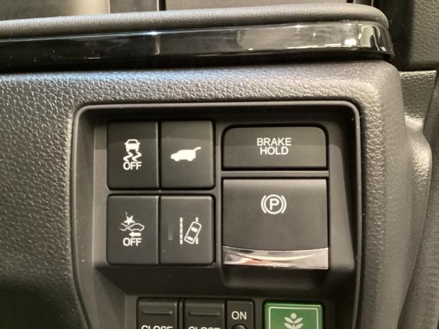 Ｈｏｎｄａセンシング用の、ＶＳＡ（ＡＢＳ＋ＴＣＳ＋横滑り抑制）解除と路外逸脱抑制機能のオンオフスイッチなどはハンドルの右側に装備しています。