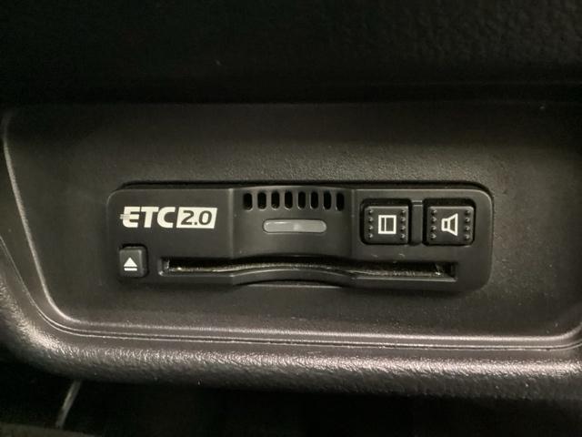ハンドルの左下にＥＴＣ２．０がついています。高速道路の料金所の通過も楽々です！。　カードの取り出しもしやすい場所についています。