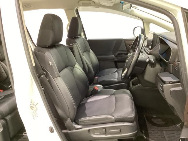 電動で前後のスライドやシートハイト、背もたれのリクライニングなどの調節ができるパワーシートが装備されています。微調整もききますのでお好みのシート位置に合わせることができます。