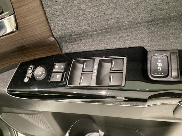 電動格納付きパワーミラーの操作スイッチがあり左右のサイドミラーの角度調節も微調整ができます。パワーウインドウは運転席でドア４枚の操作ができます。シートヒータースイッチ付で２段階で温度設定ができます。