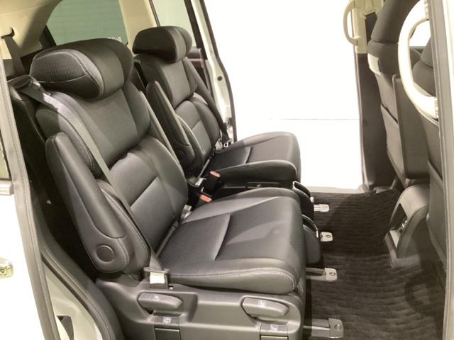 ２列目シートはゆとりのプレミアムクレードルシートです。背もたれを倒すと連動して座面前部が持ち上がり、姿勢を優しくホールドします。ロングスライド機能や背もたれの中折れ機構、オットマンも付いた特等席です。