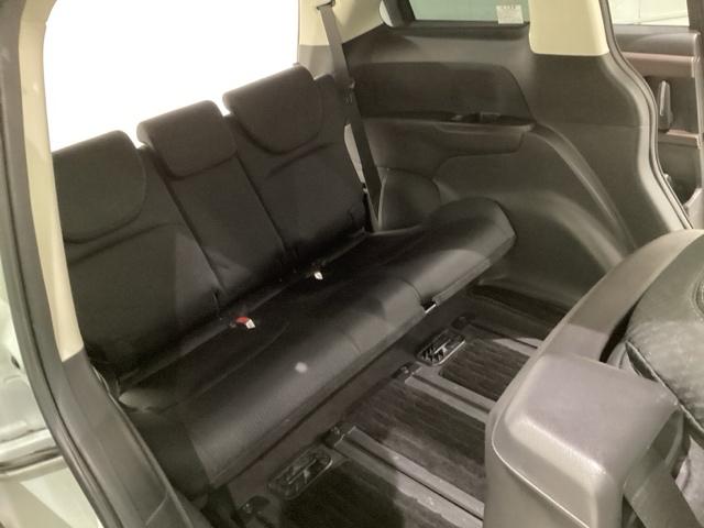 ３列目シートは２列目シートがスライドするので、足元も広くしっかり座れるスペースが確保されています。両サイドにはカップホルダーもついています。