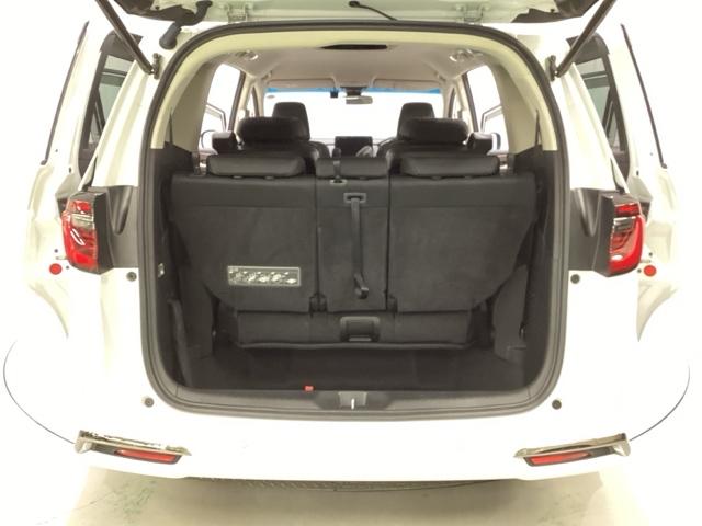 トランクの床は底が深く大きな収納スペースがあり、３列目シートはそこに収納できるようになっています。開口部も広く荷物の積み下ろしもしやすいお車となっております。