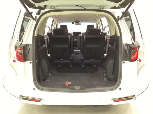 ３列目シートは床下に収納できるタイプになっています。２列目シートを最前までスライドさせれば広い荷物スペースが出現します。床面は段差も少なく荷物の出し入れもしやすくなっています。