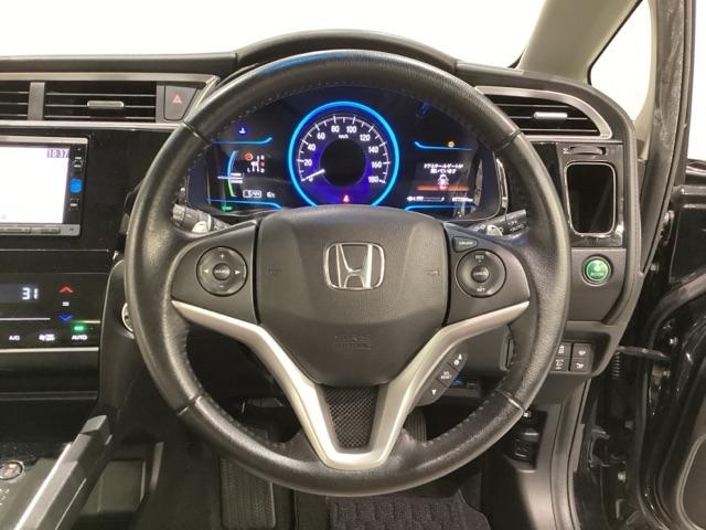 �n���h���ɃN���[�Y�R���g���[���ƃI�[�f�B�I�̑���X�C�b�`����������Ă��܂��I�B�n���h�������𗣂������S�ɑ���ł��܂��B