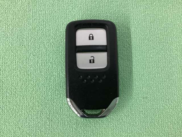 �X�}�[�g�L�[�𑕔����Ă��܂��B�����������ނ��ƂȂ��h�A���b�N�̊J���߂ƁA�X�^�[�g�{�^������ł̃G���W���X�^�[�g���ł��܂��B