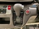 CVT車のセレクトレバーです。低速から高速まで、変速ショックのないスムーズな走りを実現するとともに、エンジン効率のよい領域を維持することで燃費にも貢献します。