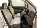 女性でも運転がしやすいように、シートの高さ調整機能（シートリフター）がついています。運転席と助手席の間が空いている為、助手席側への移動がスムーズです。交通量の多い道でも助手席側から乗り降りができます。