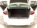 ラゲッジも広く使いやすいトランクは、開口部も広く荷物の積み下ろしもしやすいお車となっております。リアシートの背もたれは６：４の割合で分割して可倒できるので、長いお荷物などを載せることもできます。