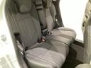 座面も厚みがあり背もたれも高く、ゆったりくつろいでお乗りいただけるシートです。座面を跳ね上げて収納スペースを広くすることも可能です。